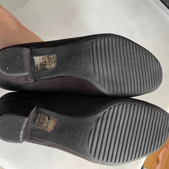 Picadilly heels. Black heels with bow detail on toe, size 40, US 9 - Picture 8 of 8